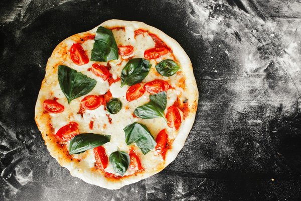 How do you prepare a classic margherita pizza?